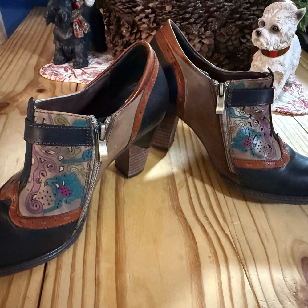 Elegant Multicolor Leather Women's Shoes - Picture 3 of 16